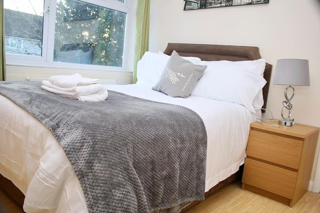 Contractor'S Haven- 4-Bedroom House With Free Parking, Super Fast Wifi, Fran Properties In Aylesbury, Pets Are Welcome! Aylesbury  Exterior photo