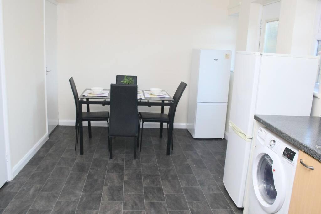 Contractor'S Haven- 4-Bedroom House With Free Parking, Super Fast Wifi, Fran Properties In Aylesbury, Pets Are Welcome! Aylesbury  Exterior photo