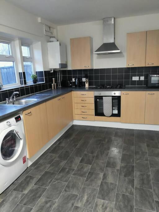 Contractor'S Haven- 4-Bedroom House With Free Parking, Super Fast Wifi, Fran Properties In Aylesbury, Pets Are Welcome! Aylesbury  Exterior photo